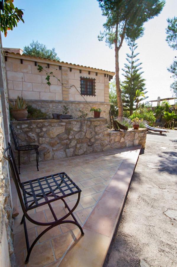 Charming House In Petra With Garden And Shared Pool * Petra (Mallorca)